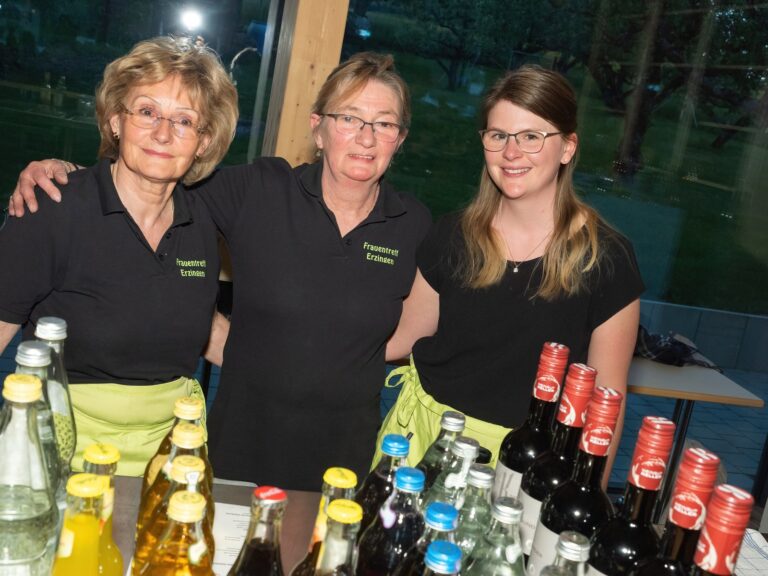 20 Jahre Tanz-Sport-Club Klettgau: Helferinnen an der Getränkeausgabe
