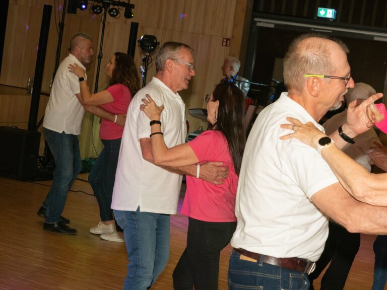 20 Jahre Tanz-Sport-Club Klettgau: Tanzpaare auf der Tanzfläche